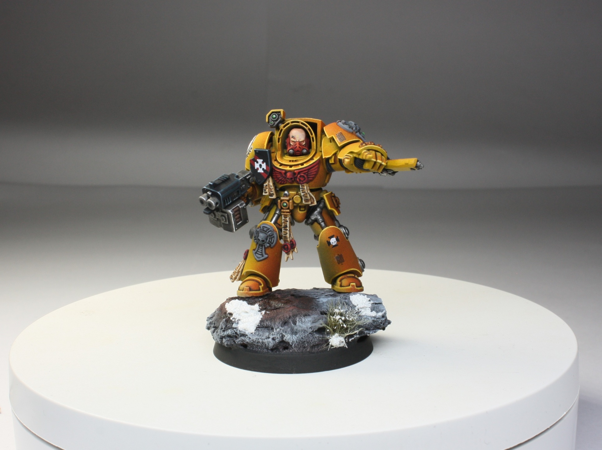 Imperial Fists Terminator Captain with bolter and red faceplate
