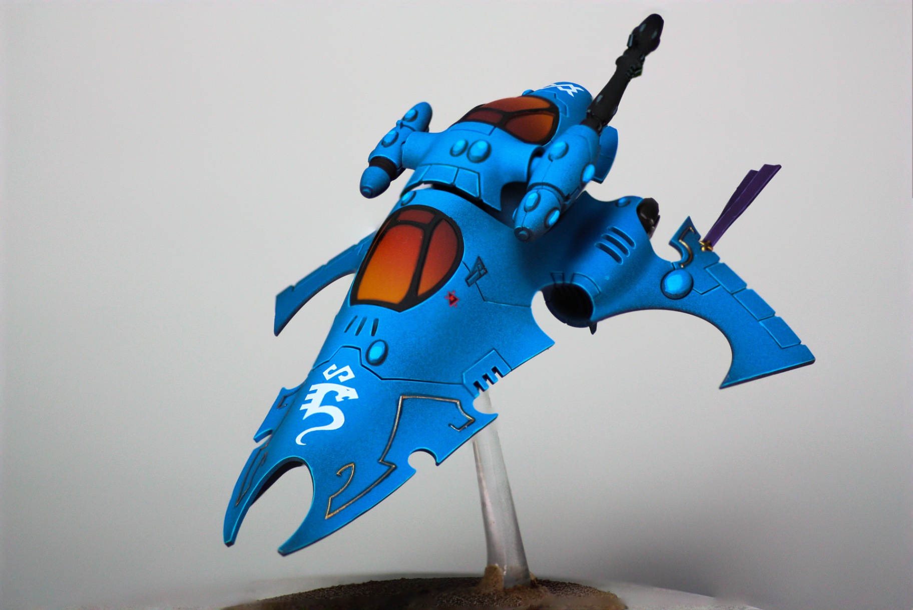 Blue Aeldari grav-tank photographed in close profile